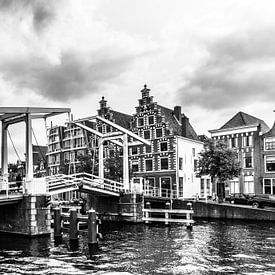 Brug en grachtenpanden in Haarlem van Kim de Been