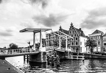 Brug en grachtenpanden in Haarlem van Kim de Been