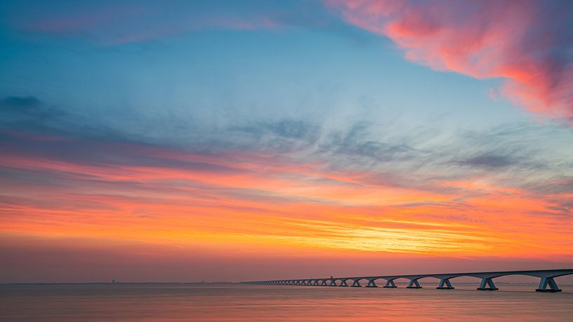 Sonnenaufgang an der Zeelandbrug-Brücke, Zeeland, Niederlande von Henk Meijer Photography