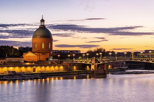 Coucher de soleil coloré à Toulouse sur les rives de la Garonne sur Kim Willems