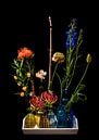 Bos verschillende kleurige bloemen in gele en blauwe vaasjes van Atelier Liesjes thumbnail