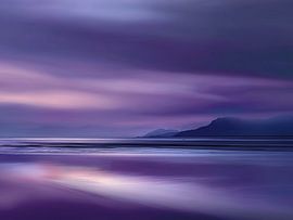 Un silence bleu violet qui murmure contre les montagnes sur Color Square