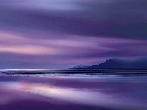 Un silence bleu violet qui murmure contre les montagnes