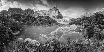 Panorama de montagne au Lago di Sorapis dans les Dolomites en noir et blanc sur Manfred Voss, Schwarz-weiss Fotografie