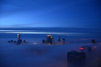 Rotterdam in der Morgendämmerung im Nebel.