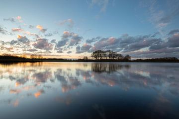 Ein schöner Sonnenuntergang über einem Teich mit Reflexionen über dem Wasser es von KB Design & Photography (Karen Brouwer)