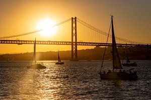Zeilboten aan de Ponte 25 de Abril op de rivier Tejo (Lissabon)