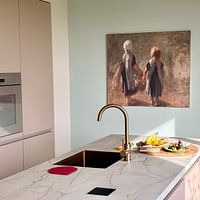 Klantfoto: Twee kleine meisjes die een mand dragen - Jozef Israëls (gezien bij vtwonen), als ArtFrame