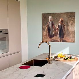 Klantfoto: Twee kleine meisjes die een mand dragen - Jozef Israëls (gezien bij vtwonen), als ArtFrame