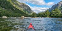 Kajakken in een fjord in Noorwegen in de zomer van Sjoerd van der Wal thumbnail