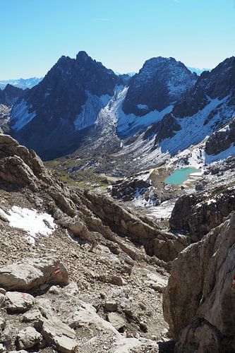 Kracht van Tirol, waar alpine uitgestrektheid, rotsformaties en glooiende bergweiden een krachtig, harmonieus landschap vormen.