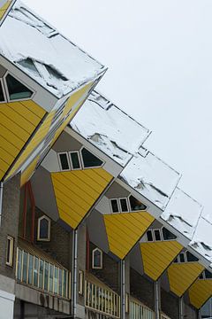 Würfelhäuser mit einer Schneedecke