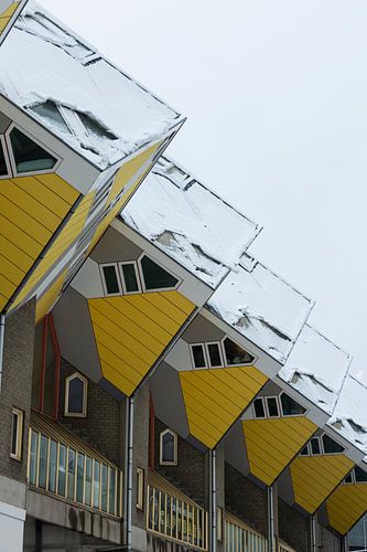 Kubuswoningen met een laagje sneeuw van Nynke Altenburg