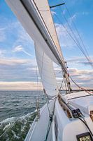 Zeilboot op het IJsselmeer met zonsondergang