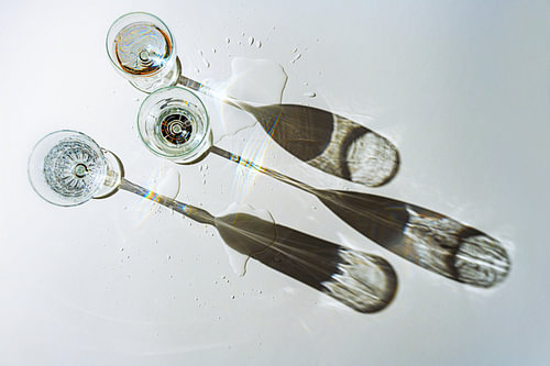 Drei verschiedene mit Wasser gefüllte Trinkgläser werden gegossen l