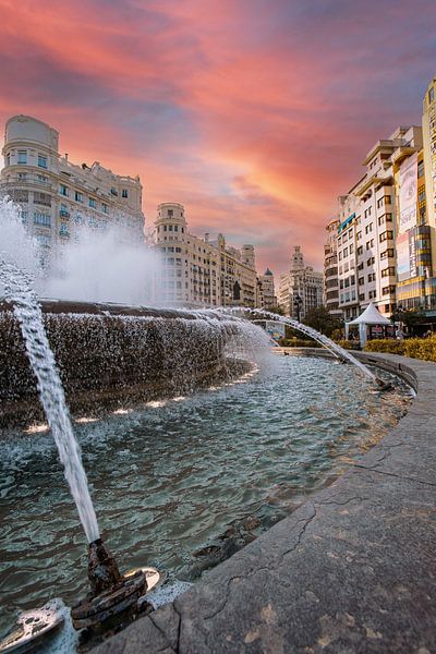 Abendrot am Brunnen auf der Plaza del Ayuntamiento, Valencia von Wim Brauns
