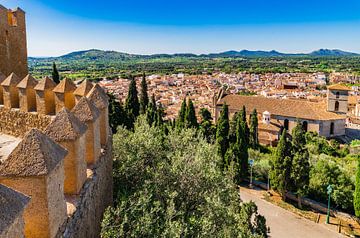 Prachtig uitzicht op de oude mediterrane stad Arta op Mallorca van Alex Winter