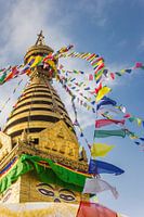 Bunte Gebetsfahnen auf dem goldenen Turm der Swayambhunath-Stupa in Kathmandu