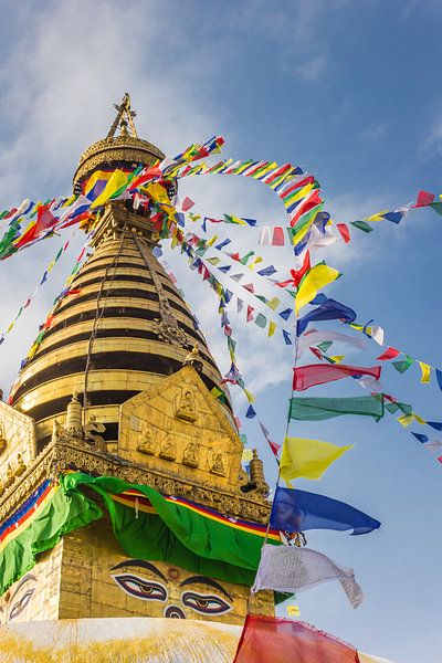Kleurrijke gebedsvlaggen aan de gouden toren van de Swayambhunath stupa in Kathmandu van Marc Venema