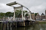 Oude houten ophaalbrug over rivier de Vecht in het stadscentrum van Weesp, Nederland van Robin Verhoef thumbnail