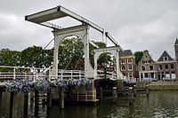 Oude houten ophaalbrug over rivier de Vecht in het stadscentrum van Weesp, Nederland