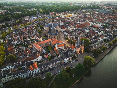 Kampen oude stad aan de IJssel tijdens een zomerse zonsondergang