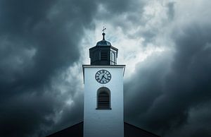 Kirchturm unter Wolken