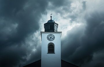 Kerktoren onder wolken van fernlichtsicht