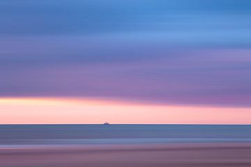 Nordsee mit einem Schiff am Horizont während der blauen Stunde, Noordwijk von Yanuschka Fotografie | Noordwijk