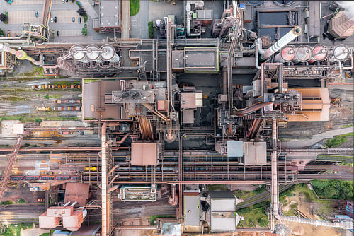 Spoorlijnen en schoorstenen bij Thyssenkrupp staalfabriek Duisburg