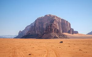 Jeep in de woestijn. van Floyd Angenent