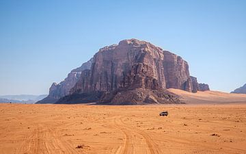 Jeep in the desert. by Floyd Angenent