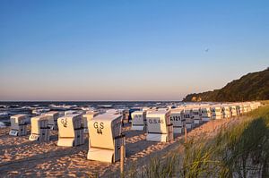 weiße Strandkörbe, Sonnenuntergang am Nordstrand in Göhren auf Rügen