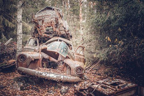 Roestige erfenissen in het bos - autokerkhof in Zweden
