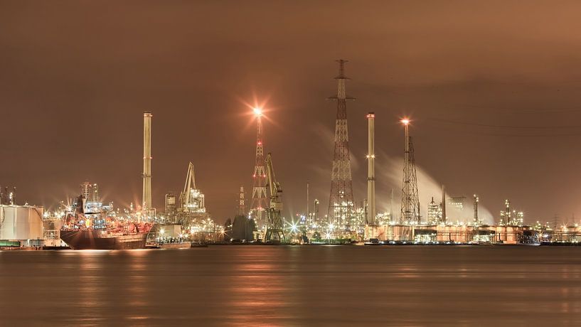 Haven van Antwerpen 's nachts petrochemische fabriek van Tony Vingerhoets
