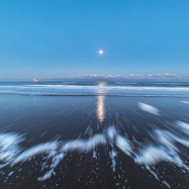 Volle maan in de ochtend op het strand van Noordwijk van Yanuschka Fotografie | Noordwijk