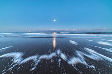 Volle maan in de ochtend op het strand van Noordwijk van Yanuschka Fotografie | Noordwijk