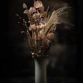 Fleurs séchées dans un vase | beaux-arts photographie couleur nature morte | impression art mural sur Nicole Colijn