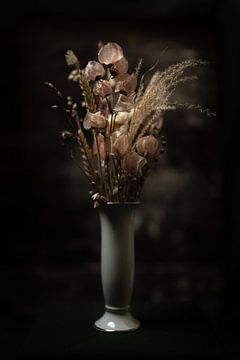 Getrocknete Blumen in Vase | bildende Kunst Stillleben Farbfotografie | Wandkunst drucken von Nicole Colijn