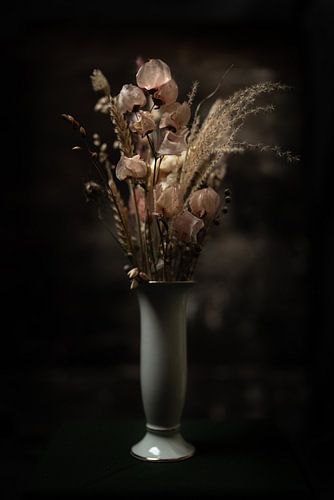 Fleurs séchées dans un vase | beaux-arts photographie couleur nature morte | impression art mural sur Nicole Colijn