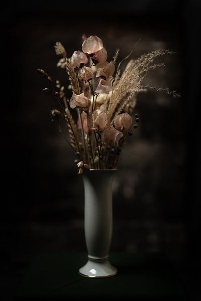 Fleurs séchées dans un vase | beaux-arts photographie couleur nature morte | impression art mural par Nicole Colijn