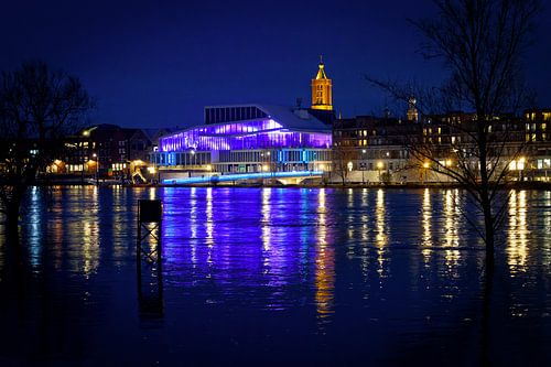 Venlo | Avondopname van het hoogwater in de Maas (Maaspoort)
