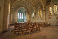Urbex verlaten kerkje met stoelen