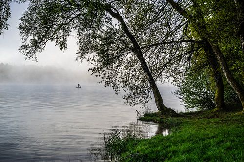 Einsamer Fischer im Nebel