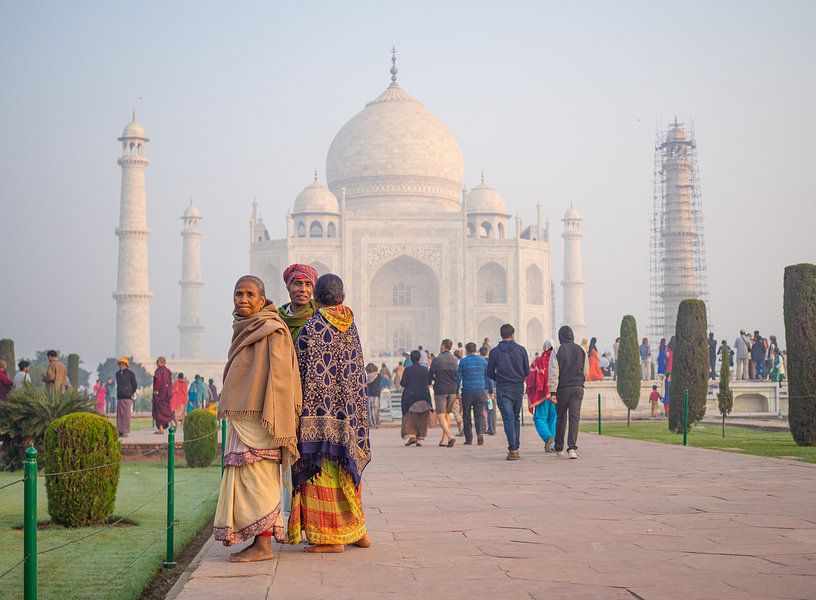 Farbenfrohe Besucher des Taj Mahal, Indien von Teun Janssen