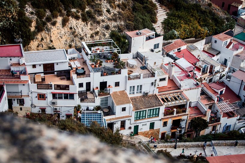 Weiße Häuser aus einer Burg in Spanien von Bart Geers