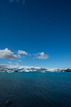 Islande - Ciel bleu profond sur un lac glaciaire couvert d'icebergs sur adventure-photos