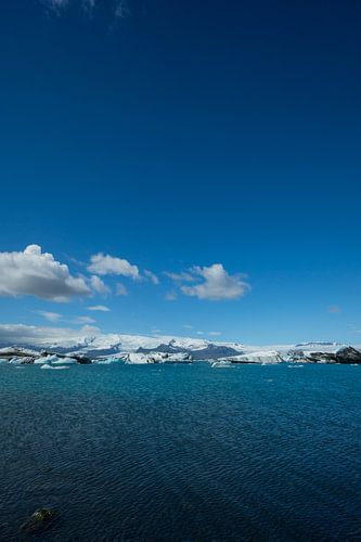 Islande - Ciel bleu profond sur un lac glaciaire couvert d'icebergs