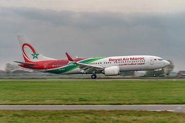 Royal Air Maroc Boeing 737 MAX 8 landt op Polderbaan. van Jaap van den Berg
