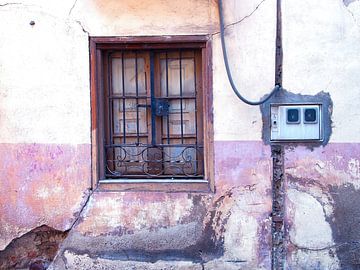 Malerisches Fenster in altrosa Fassade Astorga